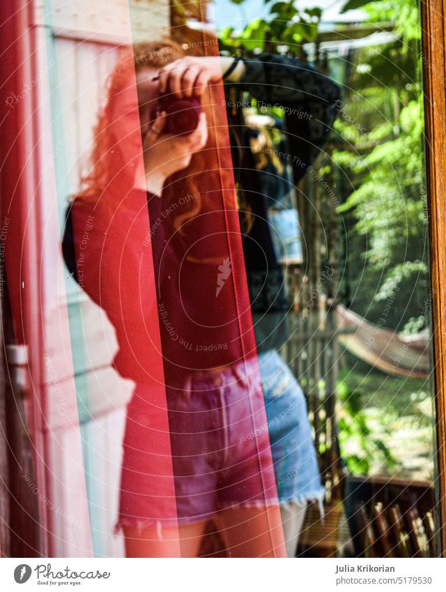 Mädchen, das ein Foto in einem Fenster macht Fotograf Selfie Frau Fotokamera Lifestyle Blog retro altehrwürdig Filmmaterial Filmlook vintagelook reisen