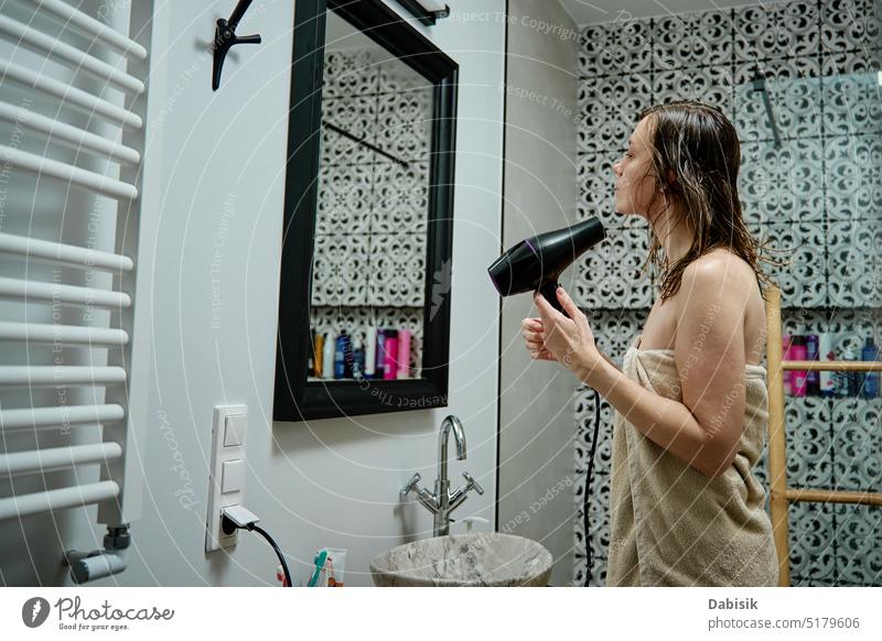 Frau trocknet Haare im Badezimmer föhnen Trockner Erwachsener Hygiene Haarpflege Frisur Schönheit Behandlung Gesundheitswesen Air Vorschein attraktiv schön