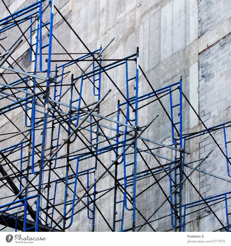 Konstruktiv Mauer Wand Baugerüst Stab Leiter Gerüst Beton Metall hoch trist blau Dimension Perspektive Linie kompliziert gerade Farbfoto Außenaufnahme