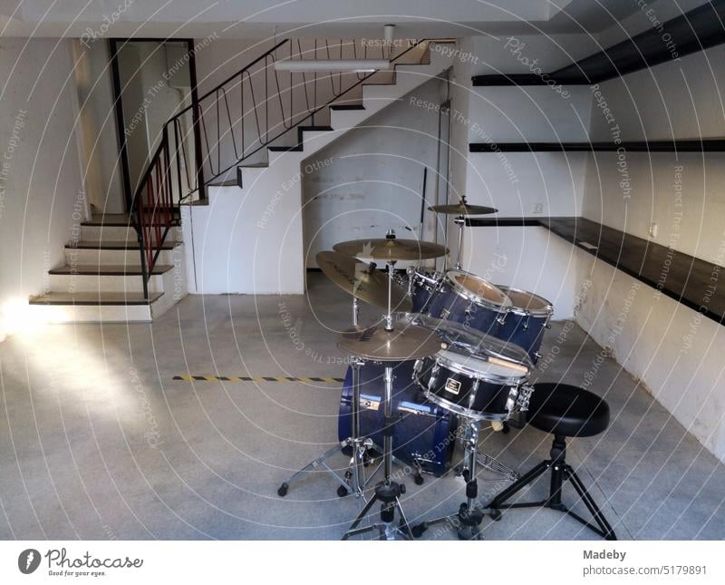 Klassisches Schlagzeug in einem leerstehenden Musikgeschäft mit leeren Regalen und Treppenaufgang in der Hauptstraße von Oerlinghausen bei Bielefeld am Hermannsweg im Teutoburger Wald in Ostwestfalen-Lippe