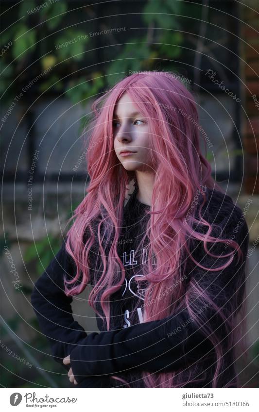 grenzwertig | Rebellion in der Pubertät, Mädchen mit langen, rosa Haaren, provokant, cool, crazy Porträt teenager Haare & Frisuren rosa haare langhaarig