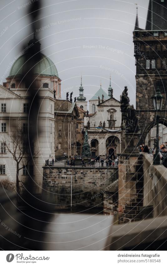 Stadtansicht Prag von der Karlsbrücke historische Gebäude Analogfoto Schatten Tschechien Reisefotografie Postkarte Europa Brücke Städtereise Stadtbild berühmt