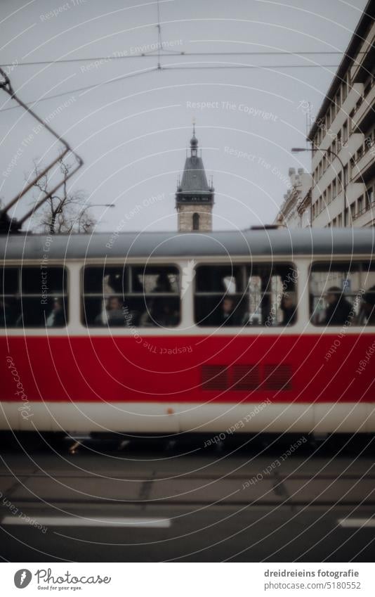 Stadtansicht Prag Straßenbahn rauscht unscharf durch's Bild Analogfoto Tschechien Reisefotografie Postkarte Europa Städtereise Stadtbild berühmt Sightseeing