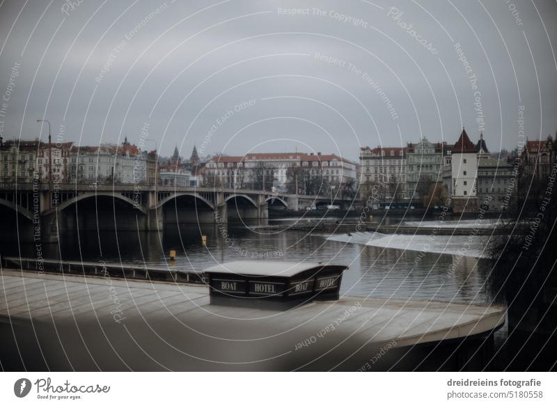 Stadtansicht Prag Fluss Moldau Brücke historische Gebäude im Hintergrund Analogfoto Tschechien Reisefotografie Postkarte Europa Städtereise Stadtbild