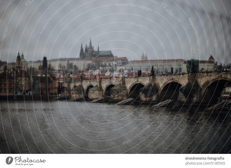 Karlsbrücke in Prag durch einen Zaun Prager Burg im Hintergrund Brücke Stadt Europa Tschechien Städtereise Reisefotografie Fluss Moldau Postkarte Stadtbild