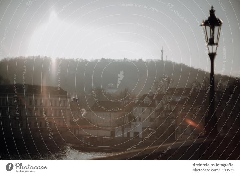 Stadtansicht Prag von der Karlsbrücke Analogfoto Schatten Tschechien Moldau Fluss Reisefotografie Postkarte Europa Brücke Städtereise Stadtbild böhmen