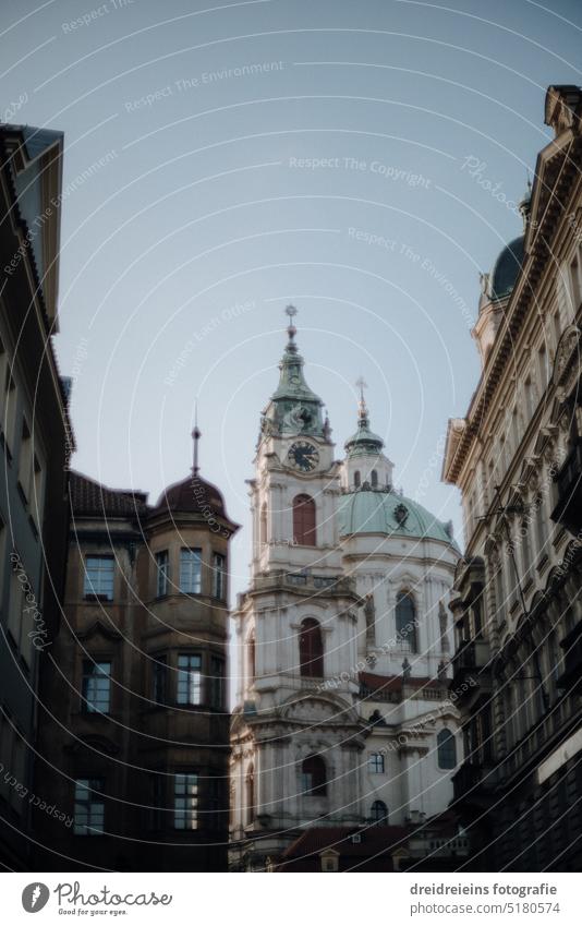 Stadtansicht Prag historisches Gebäude Spitzturm Altstadt Analogfoto Tschechien Fluss Reisefotografie Postkarte Europa Städtereise Stadtbild berühmt Wahrzeichen