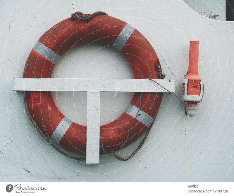 Notfallset Rettungsring Sicherheit Rettungsgeräte Überleben Außenaufnahme Menschenleer Farbfoto Hilfsbereitschaft Verantwortung rund maritim Totale