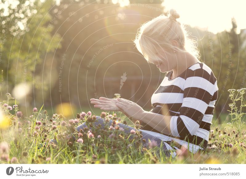vorfreude feminin Frau Erwachsene 1 Mensch 18-30 Jahre Jugendliche Natur Sommer Schönes Wetter Wärme Baum Blume Gras Wiese T-Shirt schwarz weiß gestreift blond