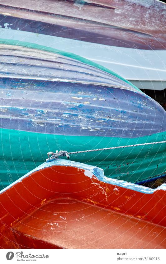 Winterpause | Ausschnitt von Booten, die an Land liegen Ruderboot Ferien & Urlaub & Reisen Saison Saisonende Hafen melancholisch verwittert bunt farbig blau