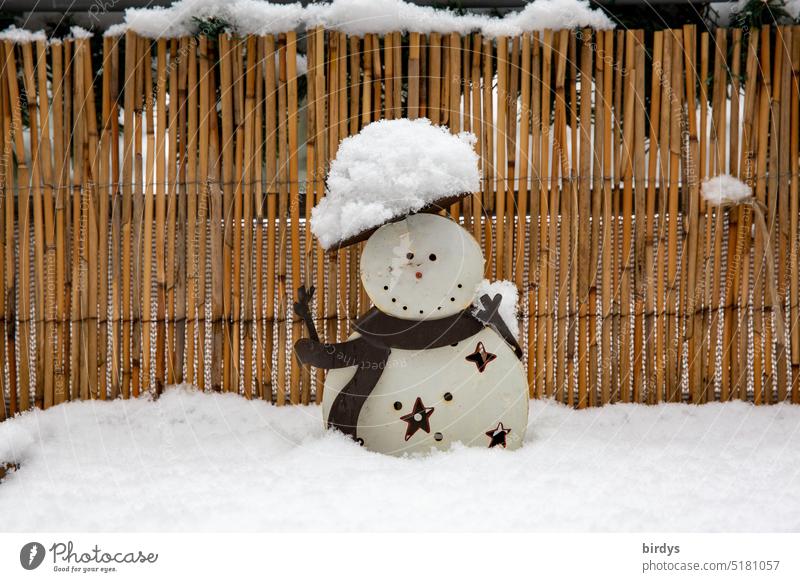 schneebedeckter Dekorationsschneemann auf zugeschneitem Tisch Schnee Schneemann Dekoration & Verzierung Schneehaube Winter Frost Winterstimmung Wintertag