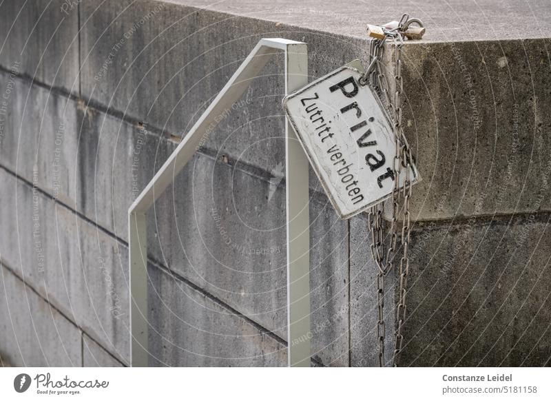 Zutritt verboten Schild hängt an geöffneter Kette. Verbote Schilder & Markierungen Verbotsschild Sicherheit Hinweis Zeichen Absperrung Geländer Treppengeländer