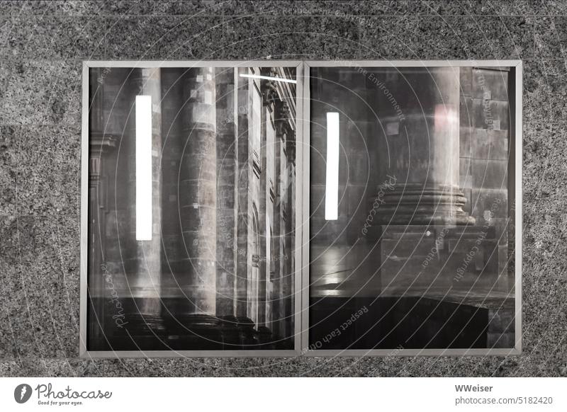 In diesem Glaselement, einem leeren Werbekasten, spiegeln sich Lampen und Säulen Oberfläche reflektieren Lichter Wand Mauer Bauwerk Mauerwerk Gebäude
