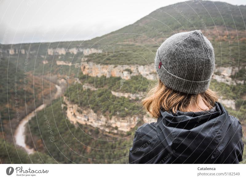Junge Frau schaut auf den Ebro Natur Umwelt Landschaft Schlucht Himmel Felsen Bäume Wasser Fluß Personen Mensch Kopf schauen Mütze Wandern Tag Tageslicht Grau