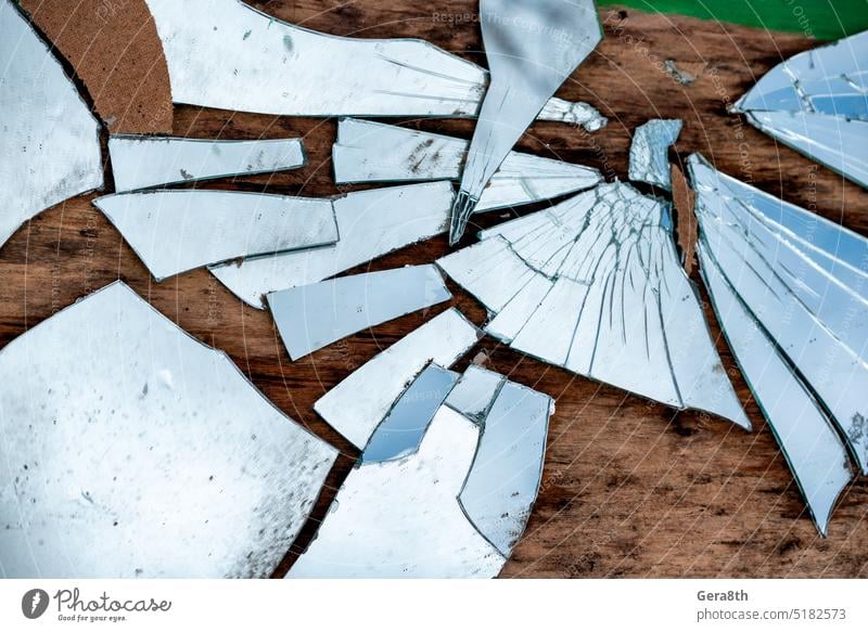 Scherben eines zerbrochenen Spiegels in Großaufnahme abstrakt Unfall Hintergrund Pause Fenster öffnen zerbrochener Spiegel Farbe Absturz Beschädigte Bruchstück