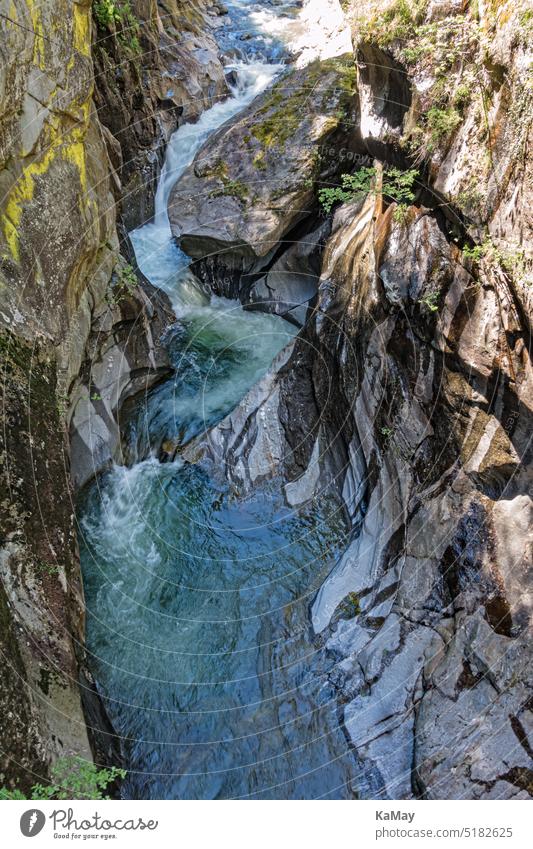 Blick von oben in den Fluss Passer in der Passerschlucht in den Südtiroler Alpen, Italien Schlucht Landschaft Wasser Erosion Luftaufnahme Strömung Felsen Stein
