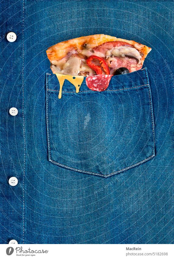 Pizza in der Hemdtasche pizza käse salami fastfood essen trinken hemd jeanshemd verwaschen knöpfe knopfleiste hemdtasche brusttasche kleidung oberhemd