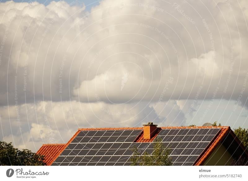 Photovoltaikanlage auf dem Satteldach eines Wohnhauses Fotovoltaikanlage Lichtenergie Klimawandel Energieerzeugung Stromerzeugung Energiewende Aufdachmontage