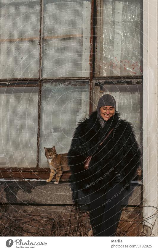 Lustiger Moment mit Katze Mädchen Haustier jung Junge Frau sonniger Tag Lächeln lächelnde Frau Witwe Winter schön Glück Lifestyle