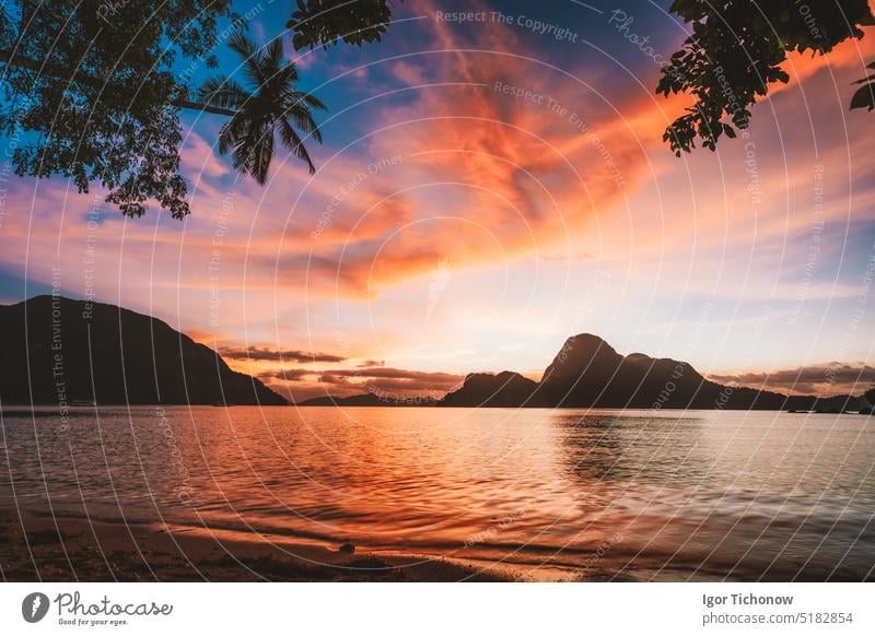 Bucht von El Nido und Insel Cadlao bei Sonnenuntergang, Palawan, Philippinen palawan cadlao Himmel Natur reisen Landschaft Küste Wasser schön Abenddämmerung