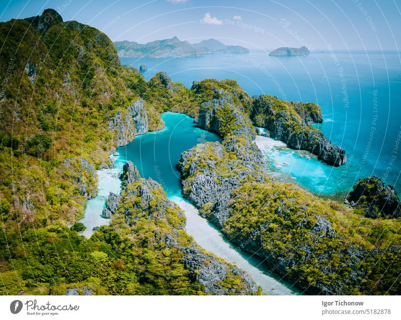 Palawan, Philippinen: Luftaufnahme einer türkisfarbenen Lagune und Kalksteinfelsen aus der Drohne. El Nido Marine Reserve Park Antenne Inselhüpfen oben Ansicht