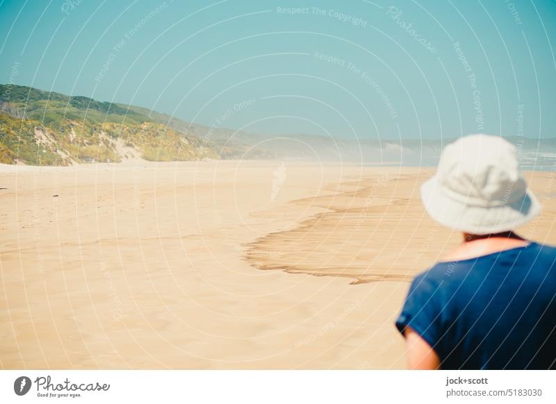 Schutz vor der Sonne mit Mütze am Ocean Beach Frau Rückansicht Natur Landschaft Ferien & Urlaub & Reisen Spaziergang Wege & Pfade Strand Dunst Küste Tasmanien