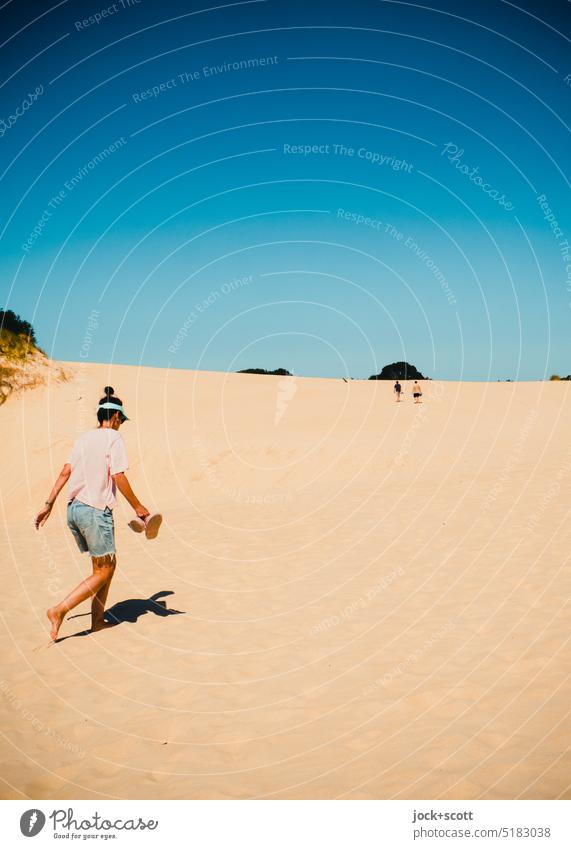 Das Erklimmen einer riesigen Sanddüne ist nicht ganz einfach Frau laufen Ferien & Urlaub & Reisen Natur Sommer Landschaft Wolkenloser Himmel Wärme Tasmanien