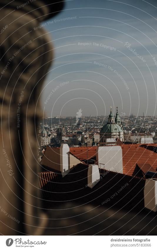 Blick vom Vorplatz Prager Burg auf die Stadt Prag Sehenswürdigkeit Reise dächer touristisch Böhmen historisch Ferne Textfreiraum oben Analogfoto Sightseeing