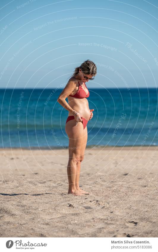 Schwangere Frau am Strand von Alicante in Spanien Unterleib Erwachsener wartend Baby schön Schönheit Bauch Geburt Pflege Familie Mädchen Glück Gesundheit