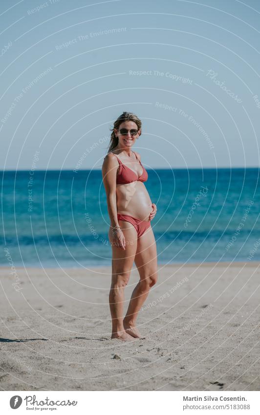 Schwangere Frau am Strand von Alicante in Spanien. Unterleib Erwachsener wartend Baby schön Schönheit Bauch Geburt Pflege Familie Mädchen Glück Gesundheit