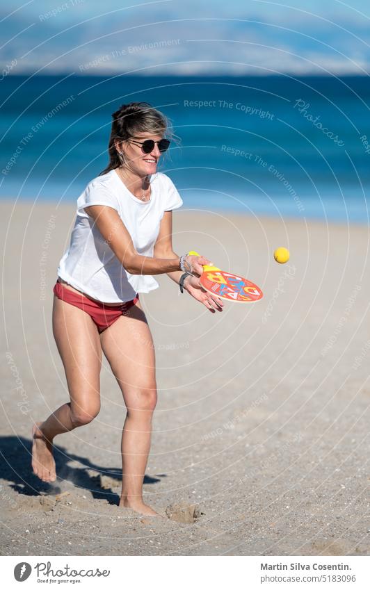 Schwangere Frau spielt Beachtennis am Strand von Alicante in Spanien. Unterleib Erwachsener wartend Baby schön Schönheit Bauch Geburt Pflege Familie Mädchen