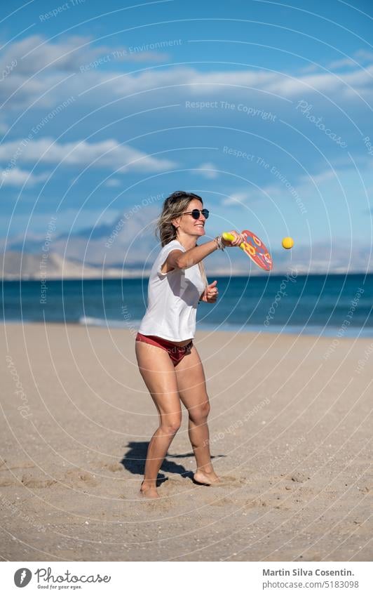 Schwangere Frau spielt Beachtennis am Strand von Alicante in Spanien. Unterleib Erwachsener wartend Baby schön Schönheit Bauch Geburt Pflege Familie Mädchen