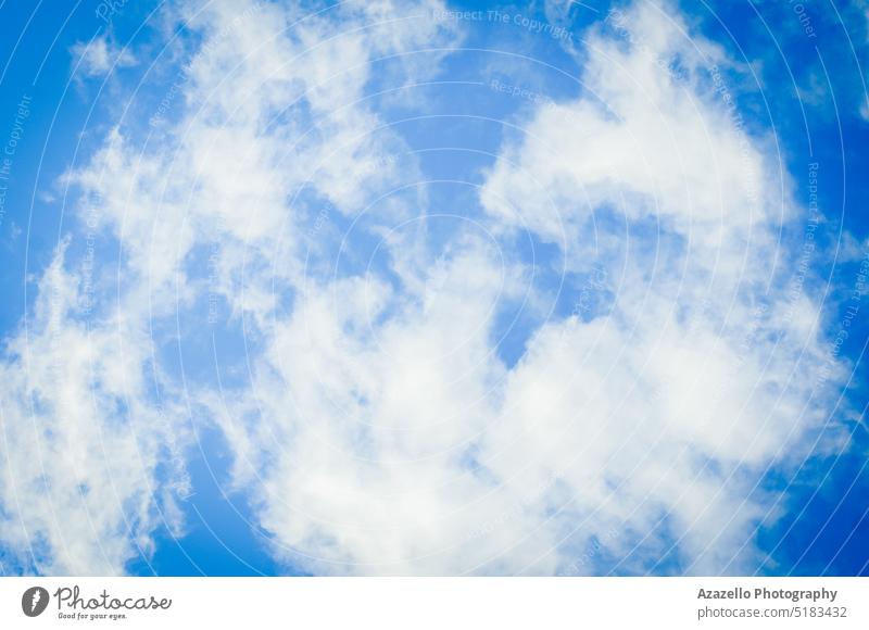 Schöne Wolken am Himmel. Wolken Hintergrund. Wolkenlandschaft blau Atmosphäre Stimmung Ruhe Sonnenuntergang sonnig Tageslicht Meditation Textur Windstille Natur