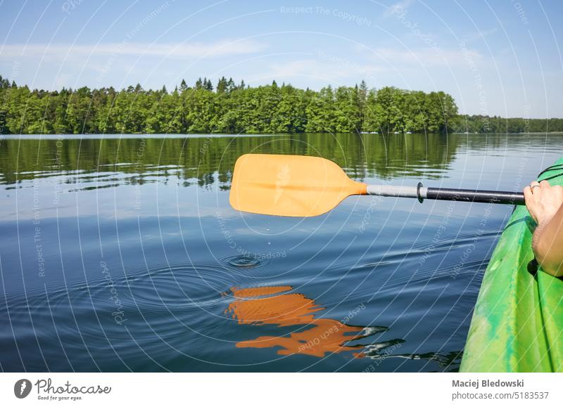 Kajakpaddel über dem Wasser, selektiver Fokus. Paddel See Sport Natur Kanu Abenteuer Fluss Himmel Aktivität Sommer Urlaub Ruder Gerät Freizeit Reise Erholung