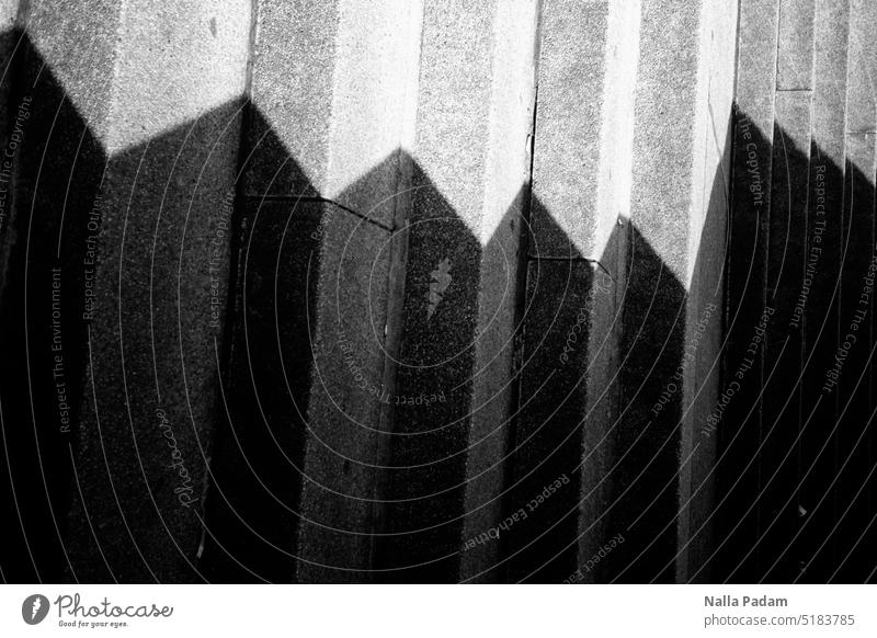 Licht und Schatten im Zickzack analog Analogfoto schwarzweiß Schwarzweißfoto Außenaufnahme Architektur Treppe Stufe Linie