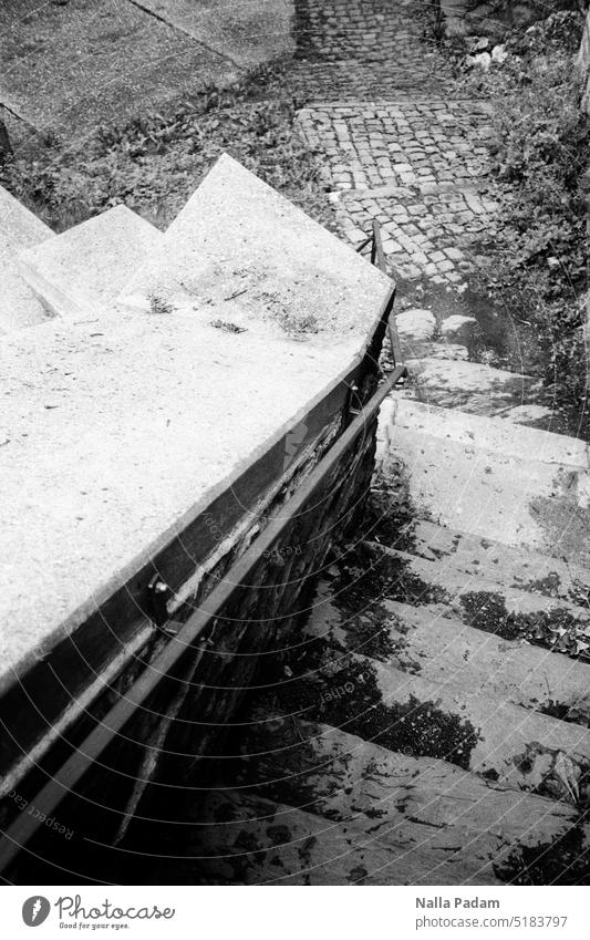 Monschau - Stairs 4 analog Analogfoto schwarzweiß Schwarzweißfoto Treppe Stufe Geländer aufwärts Stein hinauf treppaufwärts unten oben abwärts