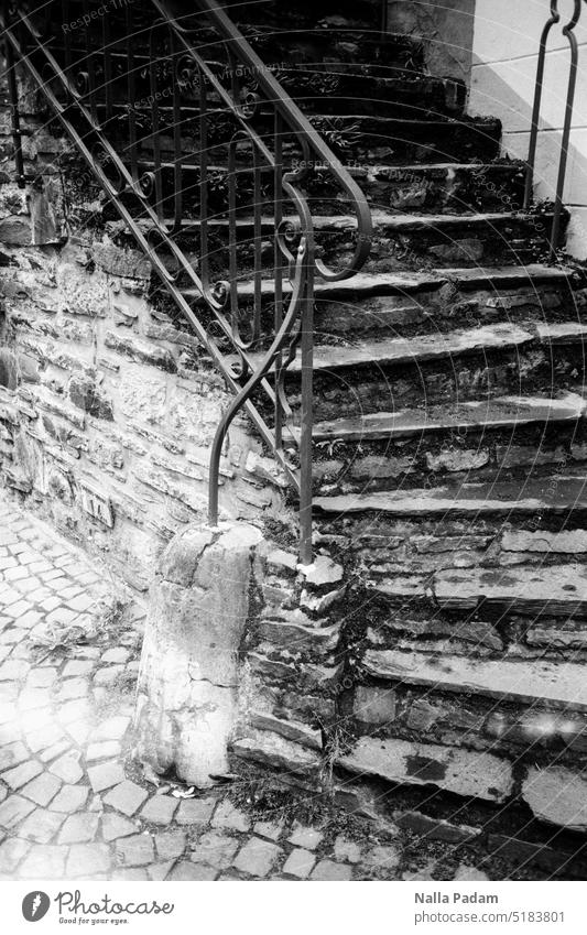 Monschau - Stairs 1 analog Analogfoto schwarzweiß Schwarzweißfoto Treppe Stufe Geländer Stein aufwärts hinauf treppaufwärts unten oben