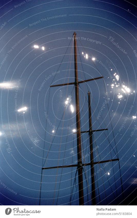 Schiffsmasten und Sonnenreflexion analog Analogfoto Farbe Farbfoto Doppelbelichtung Wasser Reflexion Mast Hafen blau Tag