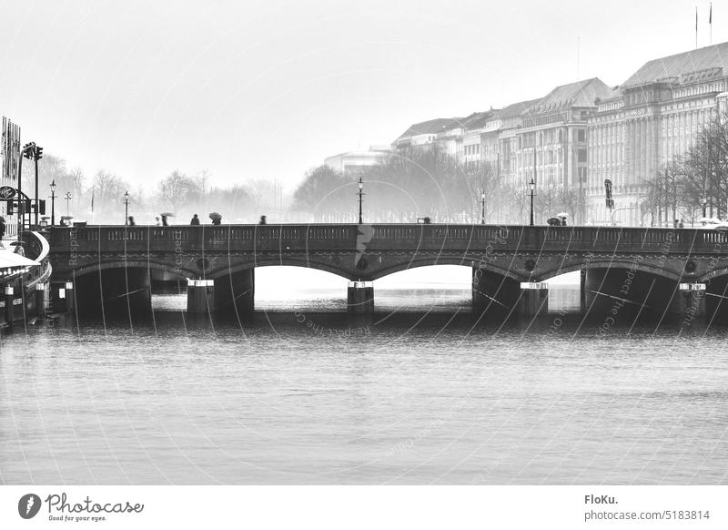 Reesendammbrücke am Jungfernstieg in Hamburg Regen grau Wasser Reflexion & Spiegelung Außenaufnahme nass Straße Graustufen Schwarzweißfoto Wetter