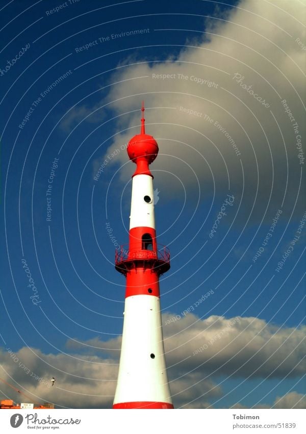 Leuchti Leuchtturm Licht Wolken rot weiß Festland Hoffnung Richtung kommen Küste Meer Himmel blau Signal Wasserfahrzeug Lampe Wegweiser
