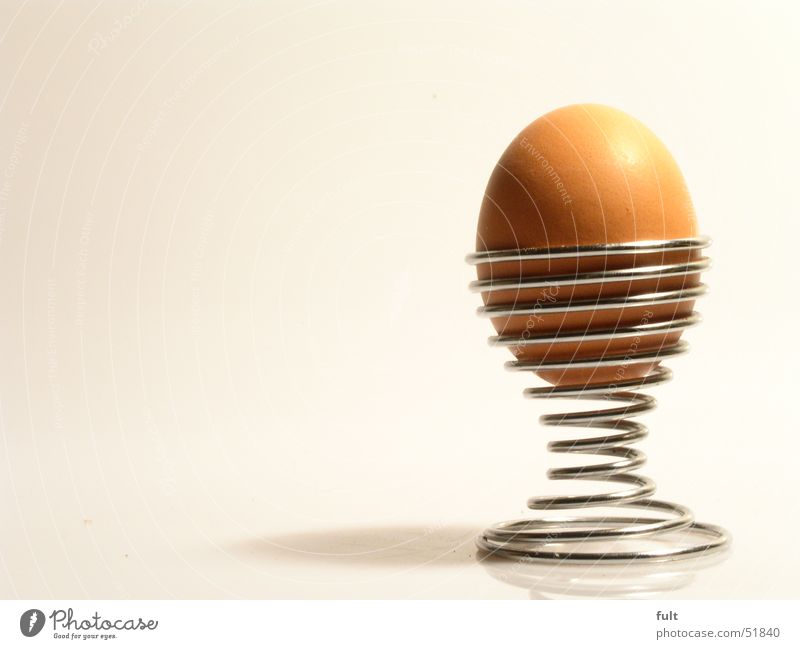 ein ei Eierbecher gekrümmt braun roh Ernährung Frühstück Metall chrome Schatten Lebensmittel Strukturen & Formen
