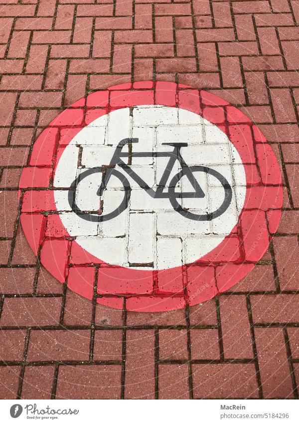 Verbot für Radfahrer verbot für radfahrer fahrrad verbotsschild verkehrsschild verkehrszeichen rot pflastersteine niemand kein mensch