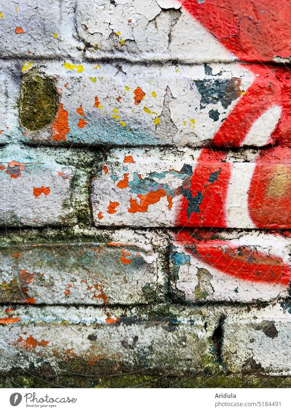 Graffiti in Schichten auf Backsteinmauer in weiß und rot mit etwas hellblau und gelb Wand schmutzig kaputt Mauer Fassade alt Strukturen & Formen Gebäude