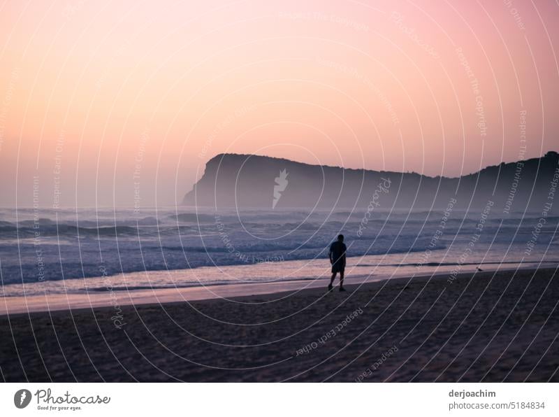 Diesem Lockruf des Morgenlicht konnte der Wanderer am Strand von Lennox Head nicht widerstehen. Mit im Bild , die ins Meer ragende Landzunge. morgenlicht