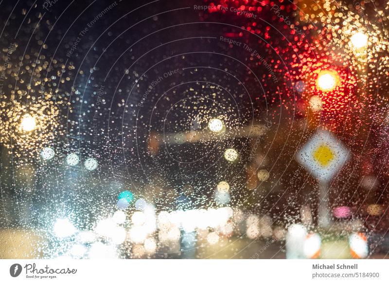 Regen und Straßenverkehr Straßenbeleuchtung Verkehr Nacht Verkehrswege Licht Lichtermeer Farbfoto dunkel Stadt PKW Autofahren Fahrzeug Mobilität schlechte Sicht