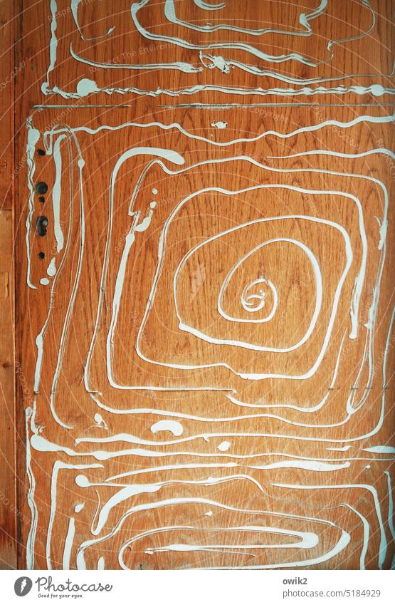 Drehtür Tür defekt alt Schlüsselloch Holz Holzbrett Streifen Struktur Klebstoff Schlieren angetrocknet vertrocknet Wand trashig Klebstoffreste Linie abstrakt
