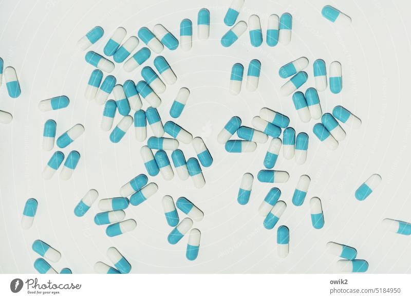 Überdosis Medizin Kapseln blau-weiß viele Medikament Gesundheit Behandlung einnehmen Verschreibung Vorbeugung Nahaufnahme Blitzlichtaufnahme Totale