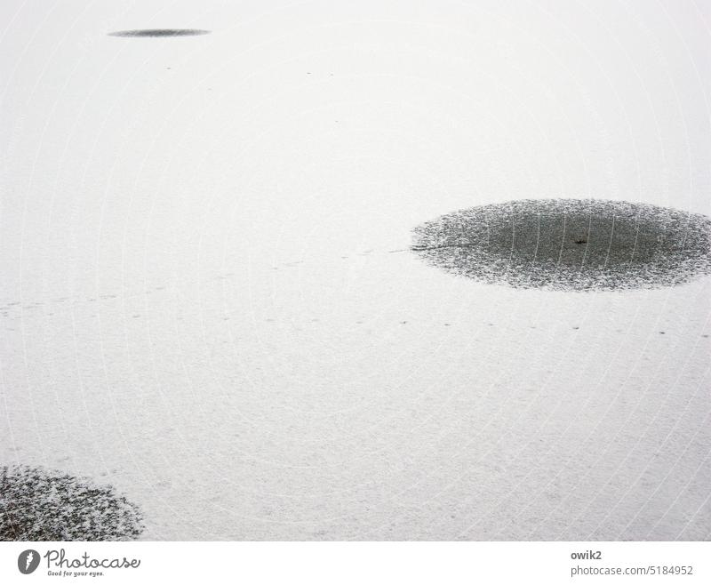 Kreisverkehr See Eis Schnee Außenaufnahme kalt Frost Landschaft Winter Schönes Wetter unklar Strukturen & Formen abstrakt Detailaufnahme gefroren zugeschneit