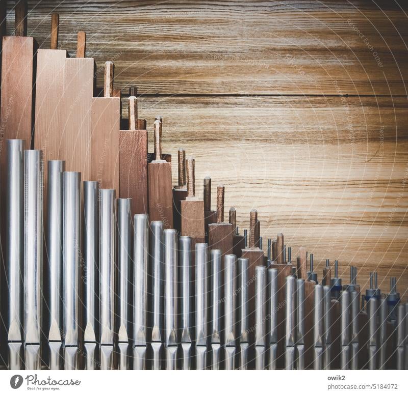 Hörsaal Orgel Reih und Glied geschwungen elegant Totale Klang Sound Lob Gottes Kirche einfach Holz Holzmaserung Metall Farbfoto Innenaufnahme Gedeckte Farben