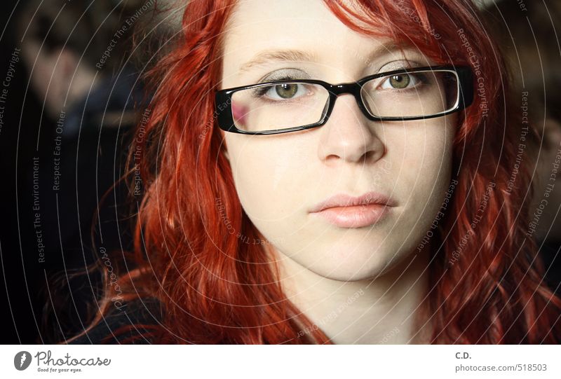 Sandra feminin Junge Frau Jugendliche Kopf 18-30 Jahre Erwachsene Brille rothaarig Zufriedenheit Vertrauen Gesicht direkt ruhig schön hellhäutig Farbfoto Tag